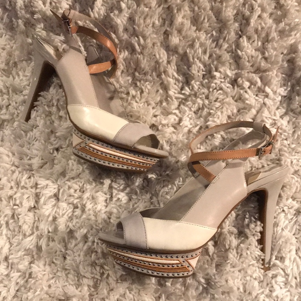 Beautiful leather Gianni Bini pumps